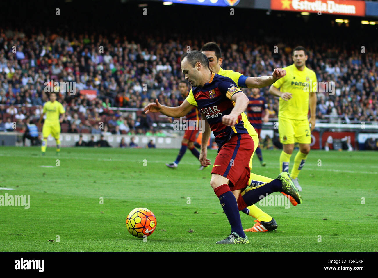 Camp Nou, Barcelona, Espagne. 05Th Nov, 2015. La Liga Ligue de football, Barcelone contre Villarreal. Iniesta a contesté par Bruno Credit : Action Plus Sport/Alamy Live News Banque D'Images