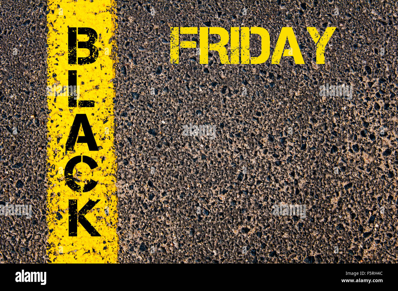 Les ventes au détail de l'image conceptuelle avec le Black Friday message écrit plus de signalisation de la ligne de peinture jaune. Banque D'Images