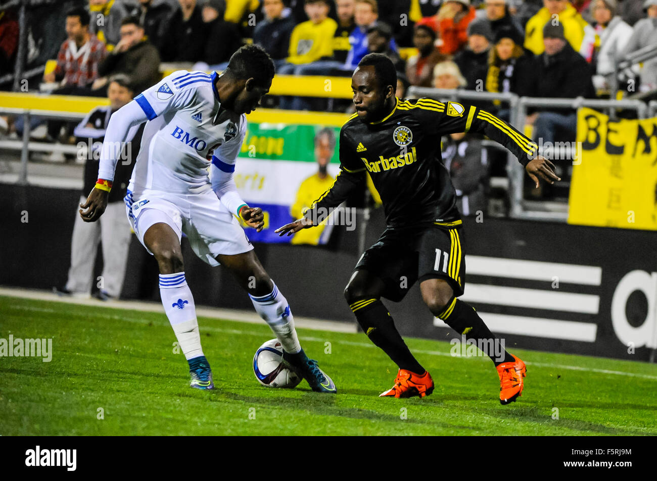 Columbus, Ohio, USA, le 08 novembre, 2015. Columbus Crew SC Cedrick milieu Mabwati (11) avec la balle dans l'Audi 2015 MLS Cup Playoffs match entre l'Impact de Montréal et Columbus Crew Stadium, MAPFRE à SC à Columbus OH. Le 8 novembre 2015. Columbus Crew SC a remporté en un peu plus de temps avec un score global de 4 à 3. Crédit photo : Dorn Byg/CSM Crédit : Cal Sport Media/Alamy Live News Banque D'Images