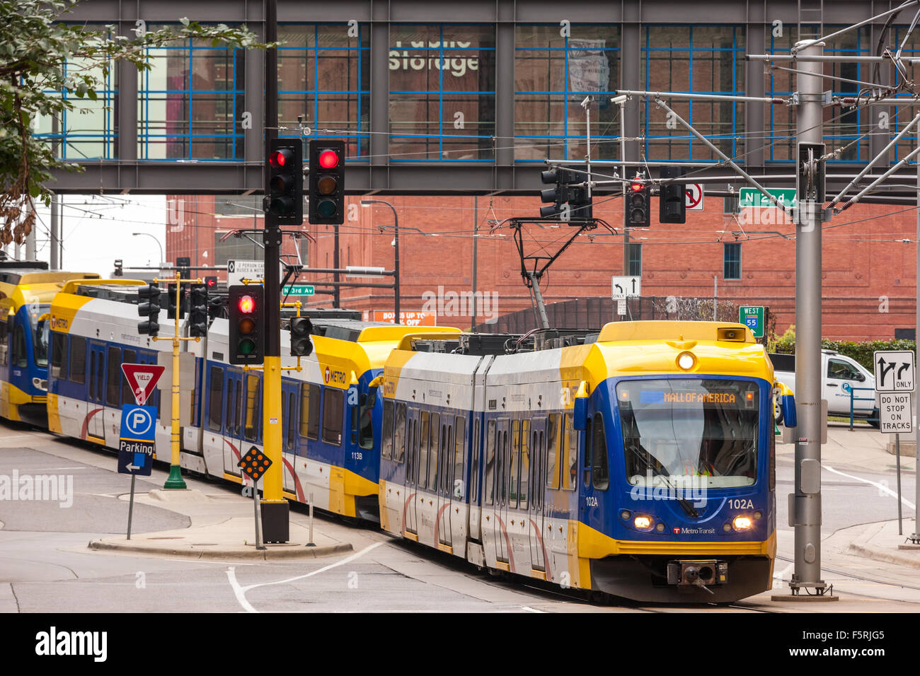 Le centre-ville de Minneapolis. Le métro (ligne bleue) de Transit Hiawatha Light Rail (TLR) franchissement de ligne n 2e Ave & N 5th St Banque D'Images