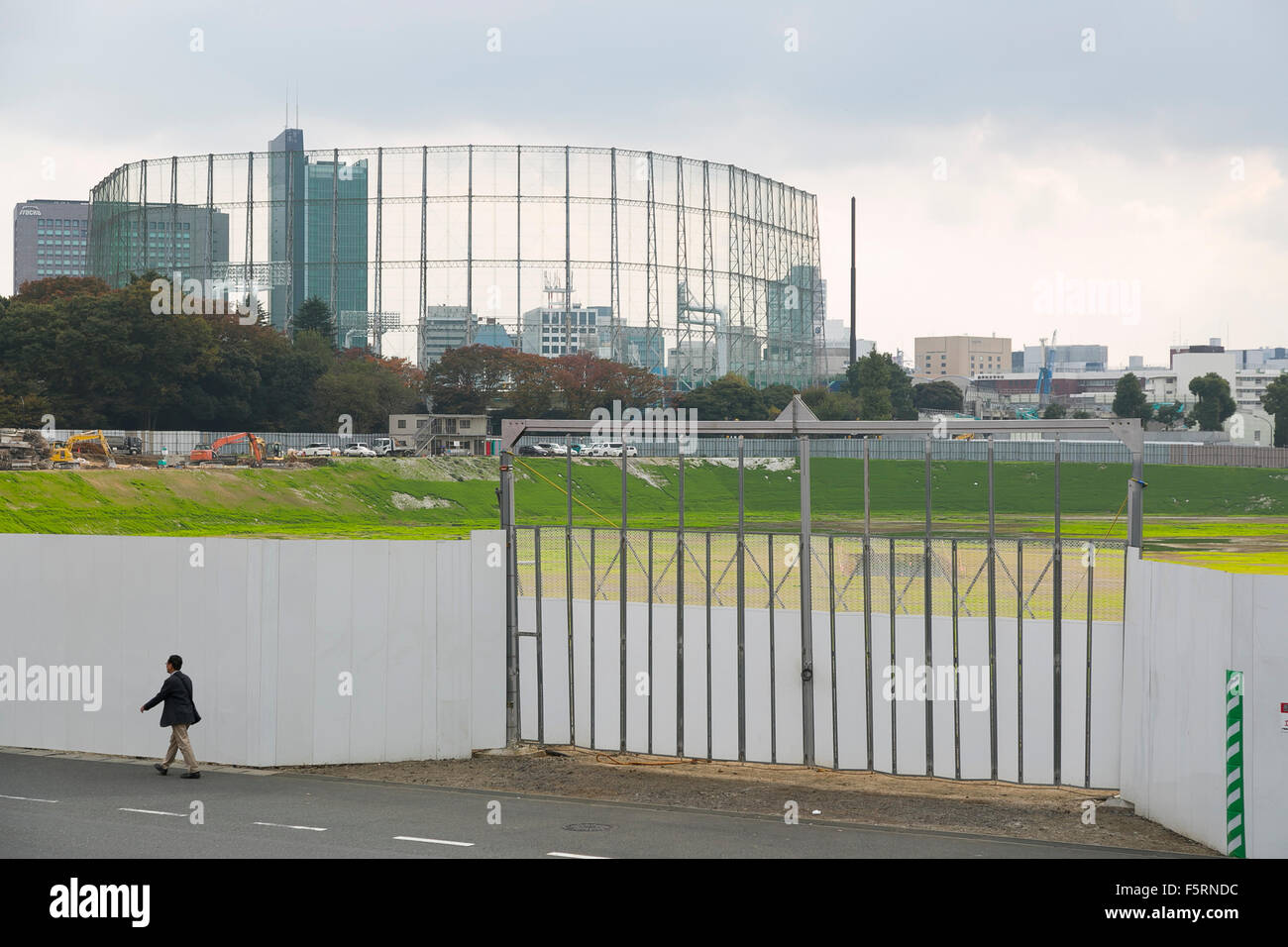 Une vue générale de la terre où le Stade national était une fois montre que le processus de nettoyage des gravats est maintenant terminée le 7 novembre 2015, Tokyo, Japon. La zone a été autorisé à construire un nouveau stade pour le centre de Tokyo 2020 Jeux Olympiques, mais en raison de l'escalade des coûts de construction la conception originale a été supprimée et les organisateurs sont à la recherche de nouveaux plans. Cela signifie que le nouveau Stade national ne sera pas prête avant janvier 2020 et ne sera donc pas utilisé dans le 2019 Coupe du Monde de Rugby en 2019. (Photo de Rodrigo Reyes Marin/AFLO) Banque D'Images