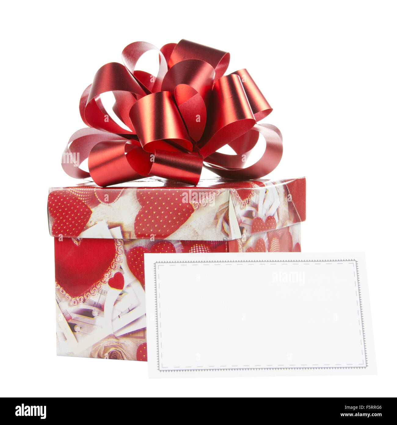 Boîte-cadeau avec arc rouge et carte vierge. Isolated on white Banque D'Images