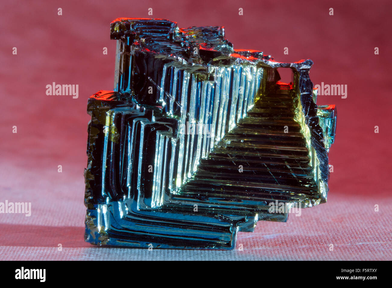 Le bismuth cristal dans studio Banque D'Images