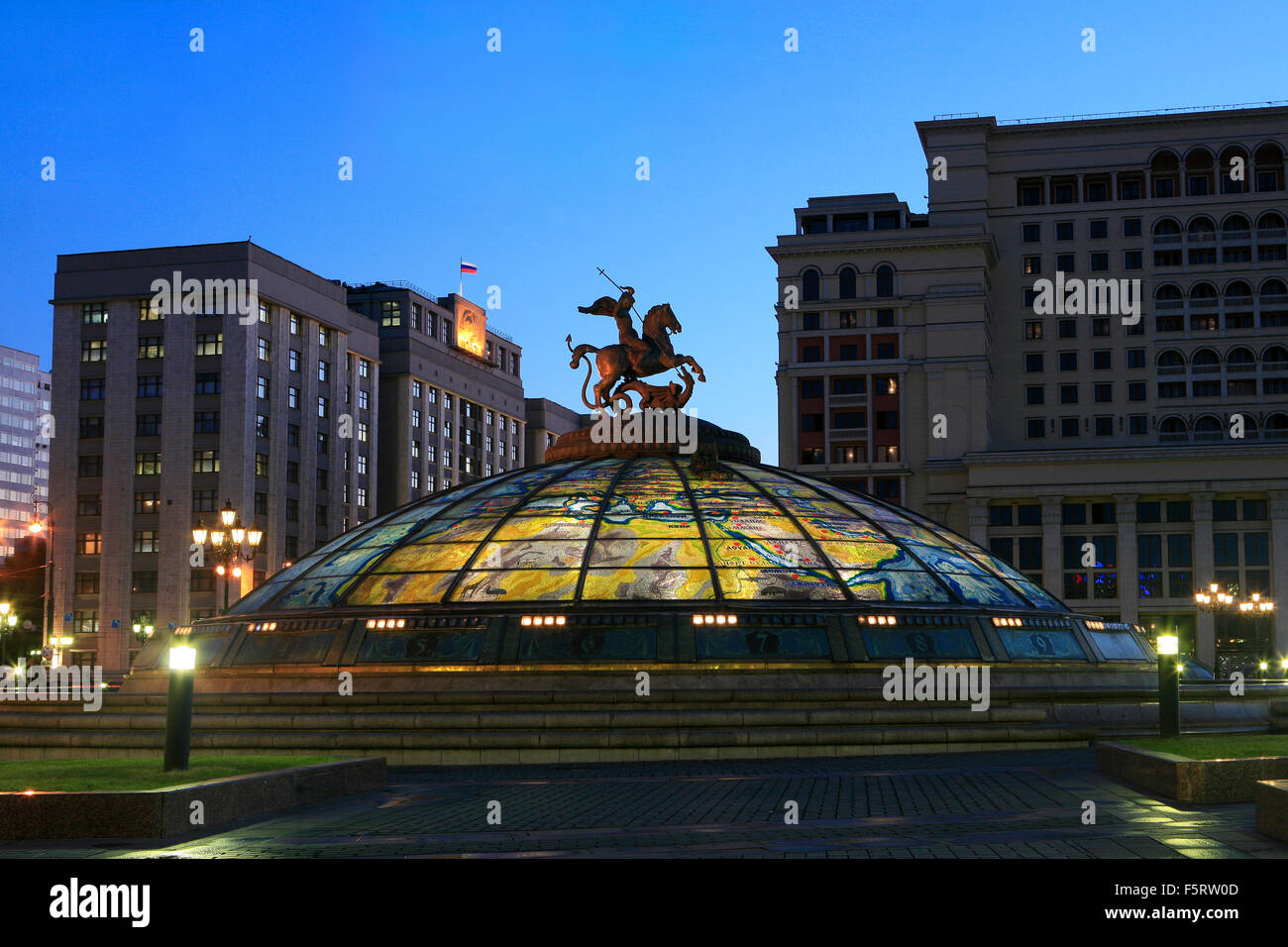 Manege Square avec la Douma d'État et quatre saisons à l'arrière-plan de l'hôtel à Moscou, Russie Banque D'Images