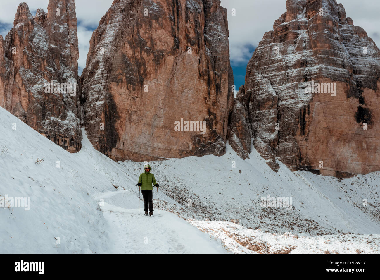 Femme randonneur sur sentier de montagne Banque D'Images