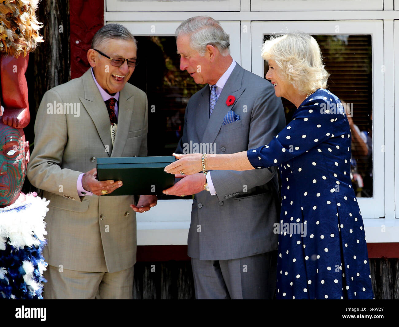 Ngaruawahia, Nouvelle-Zélande - 8 novembre 2015 - Le Prince Charles, prince de Galles, et de Camilla, Duchesse de Cornouailles, partager un rire avec avec le roi maori Tuheitia, Kiingi au cours d'une visite à Turangawaewae Marae le 8 novembre 2015 à Ngaruawahia, Nouvelle-Zélande. Charles et Camilla visiter la Nouvelle-Zélande du 4 novembre au 10 novembre Participation à des événements à Wellington, Dunedin, Nelson, Westport, Ngaruawahia, Auckland et New Plymouth (SNPA/Piscine David Rowland ). Banque D'Images