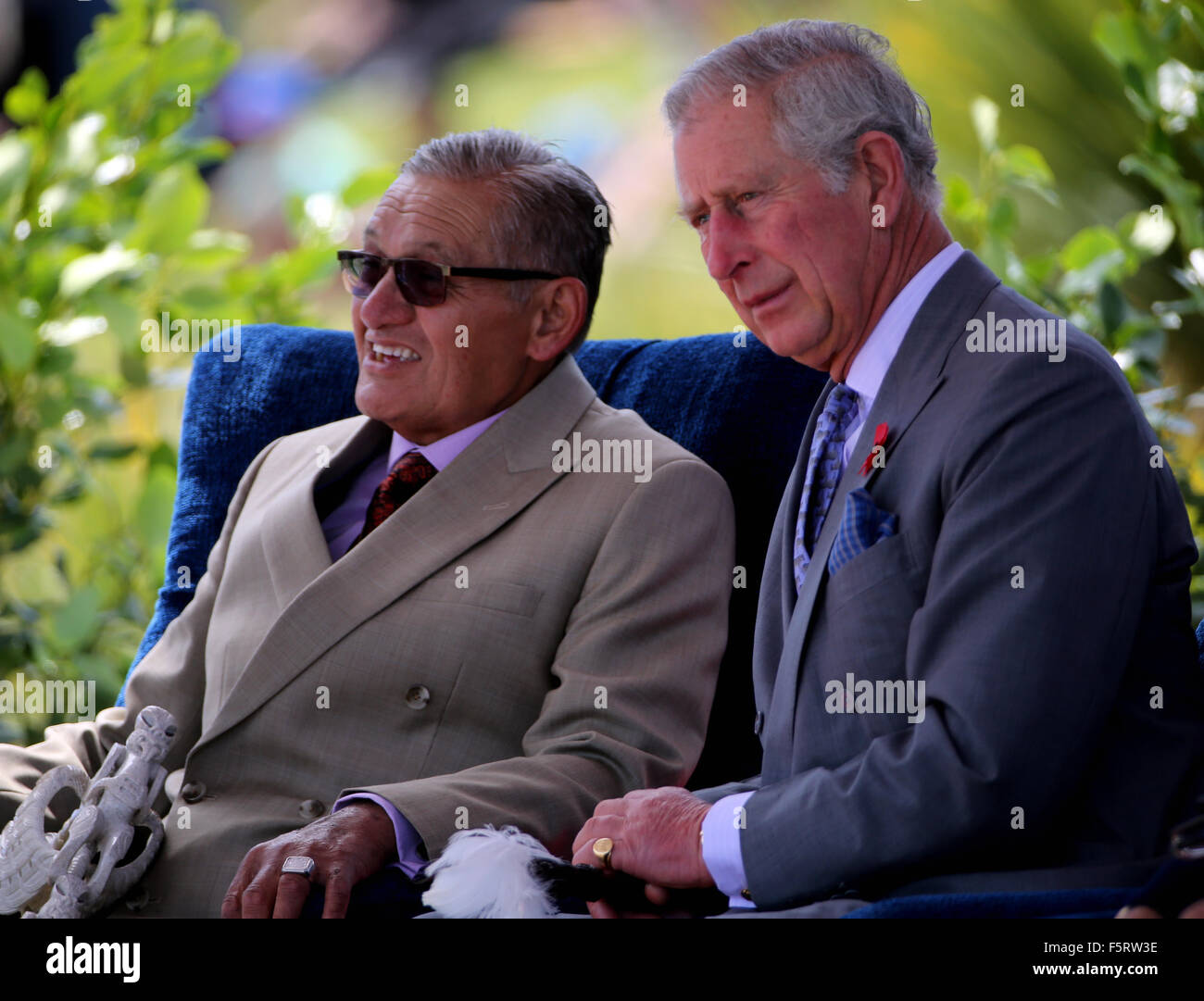 Ngaruawahia, Nouvelle-Zélande - 8 novembre 2015 - Le Prince Charles, prince de Galles, et le roi maori Tuheitia, Kiingi regardez sur lors d'une visite à Turangawaewae Marae le 8 novembre 2015 à Ngaruawahia, Nouvelle-Zélande. Charles et Camilla visiter la Nouvelle-Zélande du 4 novembre au 10 novembre Participation à des événements à Wellington, Dunedin, Nelson, Westport, Ngaruawahia, Auckland et New Plymouth (SNPA/Piscine David Rowland ). Banque D'Images