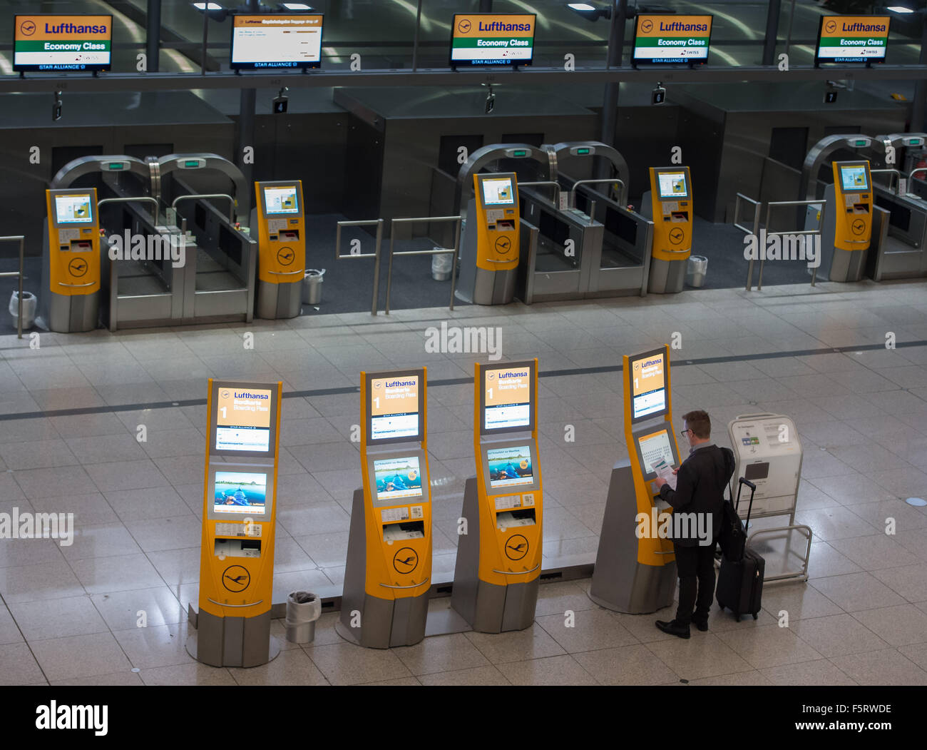 Munich, Allemagne. 09Th Nov, 2015. Un passager est à un guichet libre-service dans le terminal 2 de l'aéroport de Munich, Allemagne, 09 novembre 2015. Après les vacances en Bavière, le personnel de Lufthansa a commencé leur grève le 09 novembre 2015. Photo. PETER KNEFFEL/dpa/Alamy Live News Banque D'Images