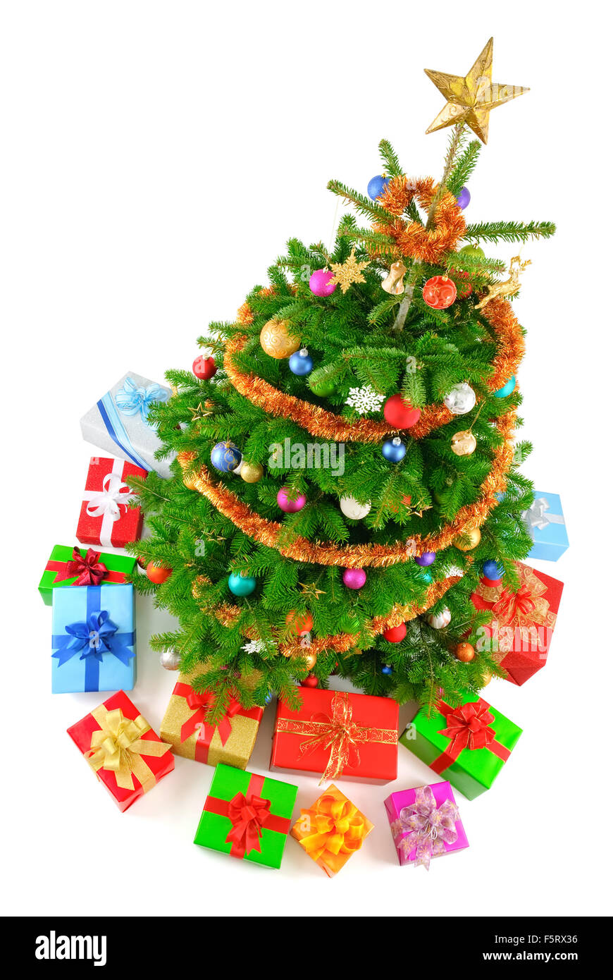 Vue de dessus de isolé un arbre de Noël très coloré avec des cadeaux Banque D'Images