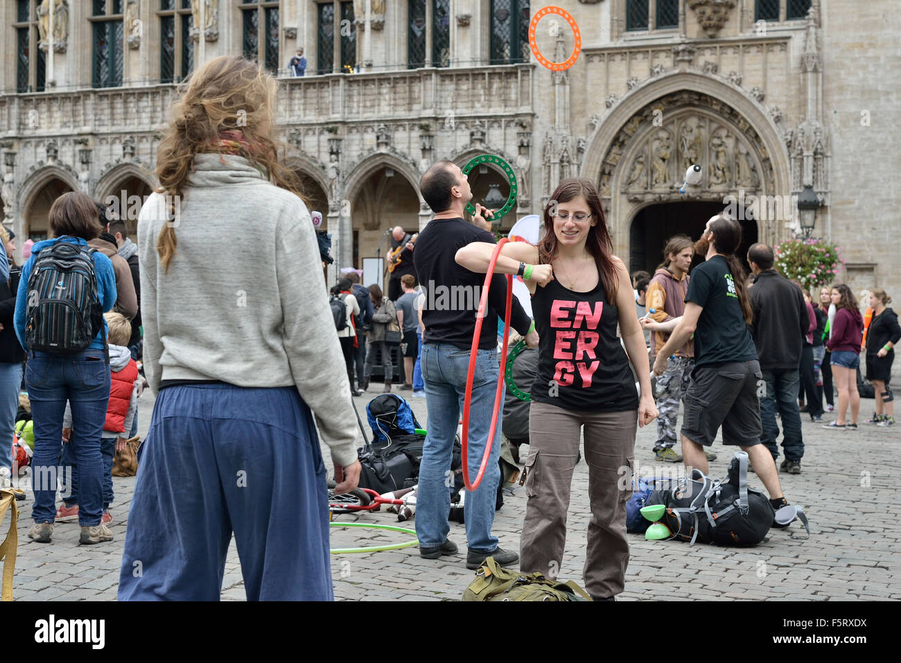 Bruxelles, Belgique, 08 Nov, 2015. Les étudiants et les amateurs du cirque participer à la performance et présentation de l'école du cirque sur la grand place à Bruxelles le dimanche 8 novembre, 2015 : Crédit Skyfish/Alamy Live News Banque D'Images