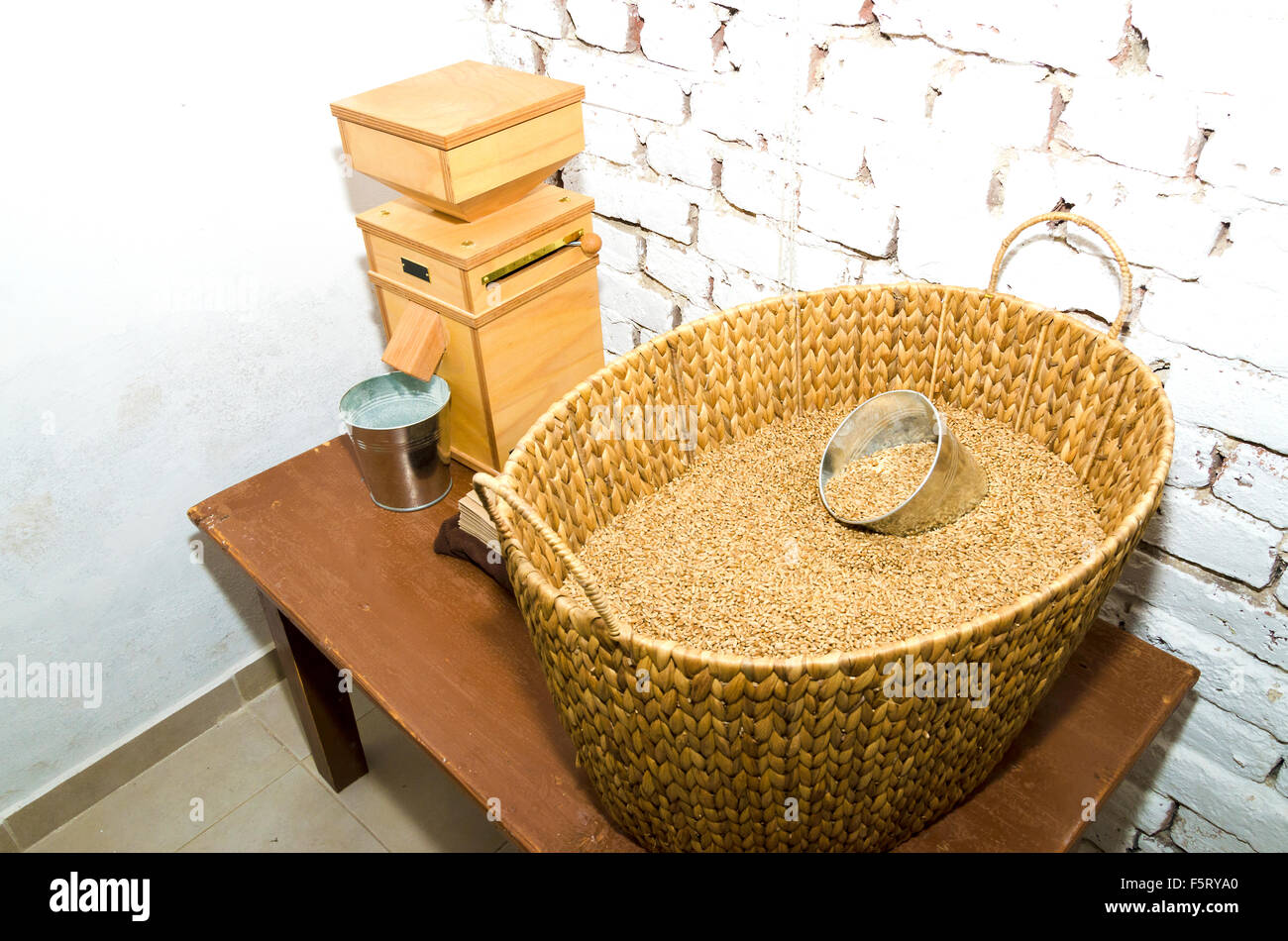 Moulin de pierres et panier en osier dans une petite boulangerie dans village bulgare Banque D'Images
