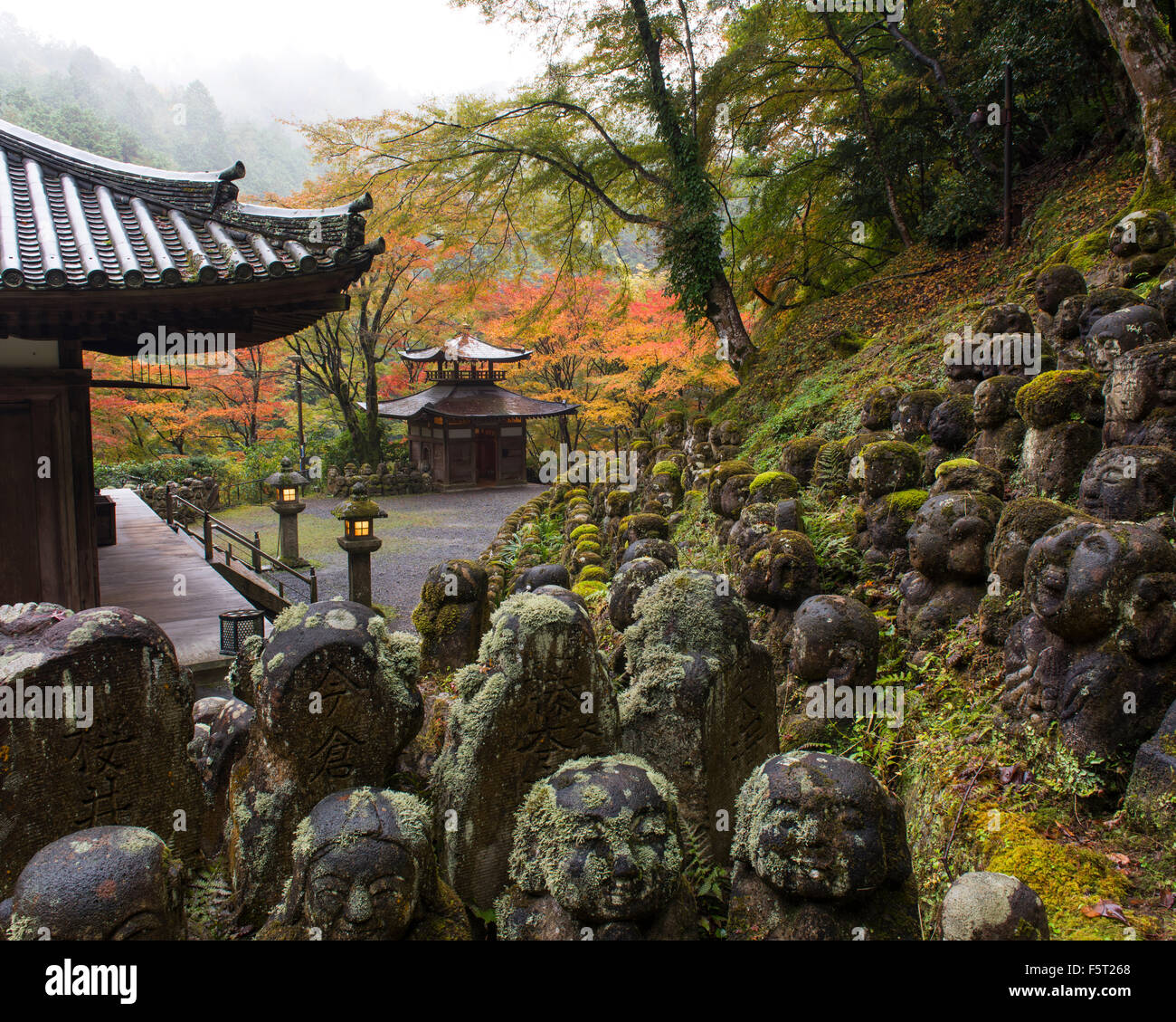 Kyoto, Japon : 9 novembre, 2015 ; Otagi Nenbutsu-ji est un temple bouddhiste à Arashimaya près de Kyoto au Japon. Banque D'Images
