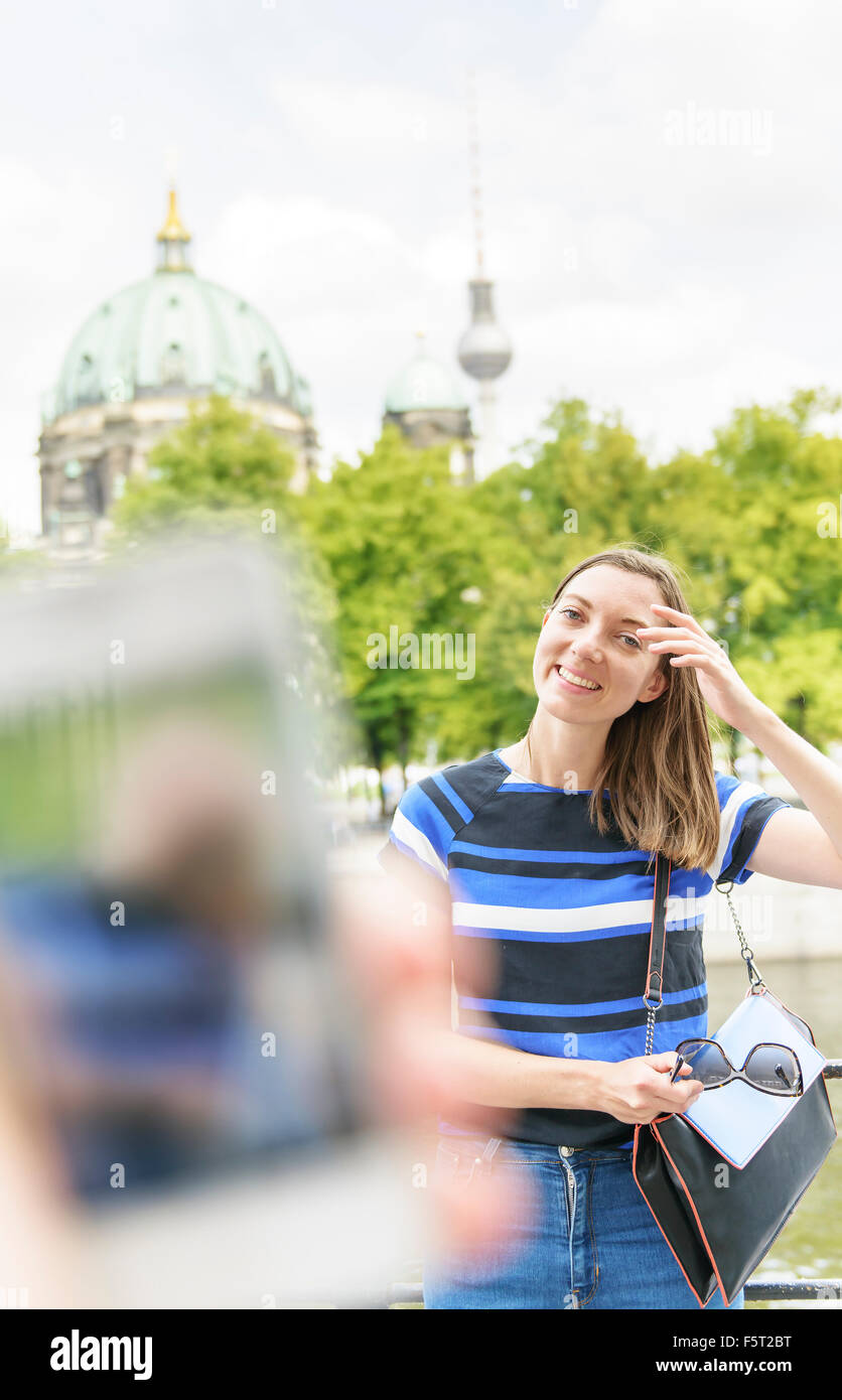 Allemagne, Berlin, Woman posing jumelles en ville Banque D'Images