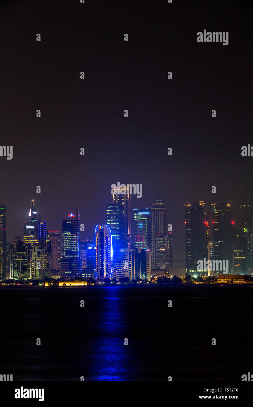 Qatar, Doha, des gratte-ciel illuminés de nuit Banque D'Images