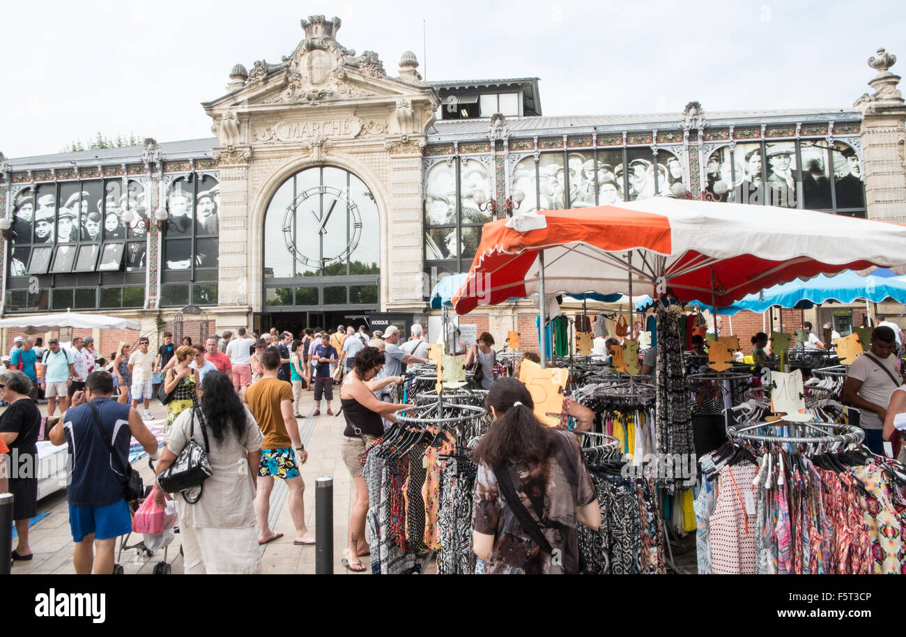 Les étals de marchandises en plein air en face du célèbre marché couvert de narbonne, aude,France,France,Marché,canal Languedoc, Banque D'Images