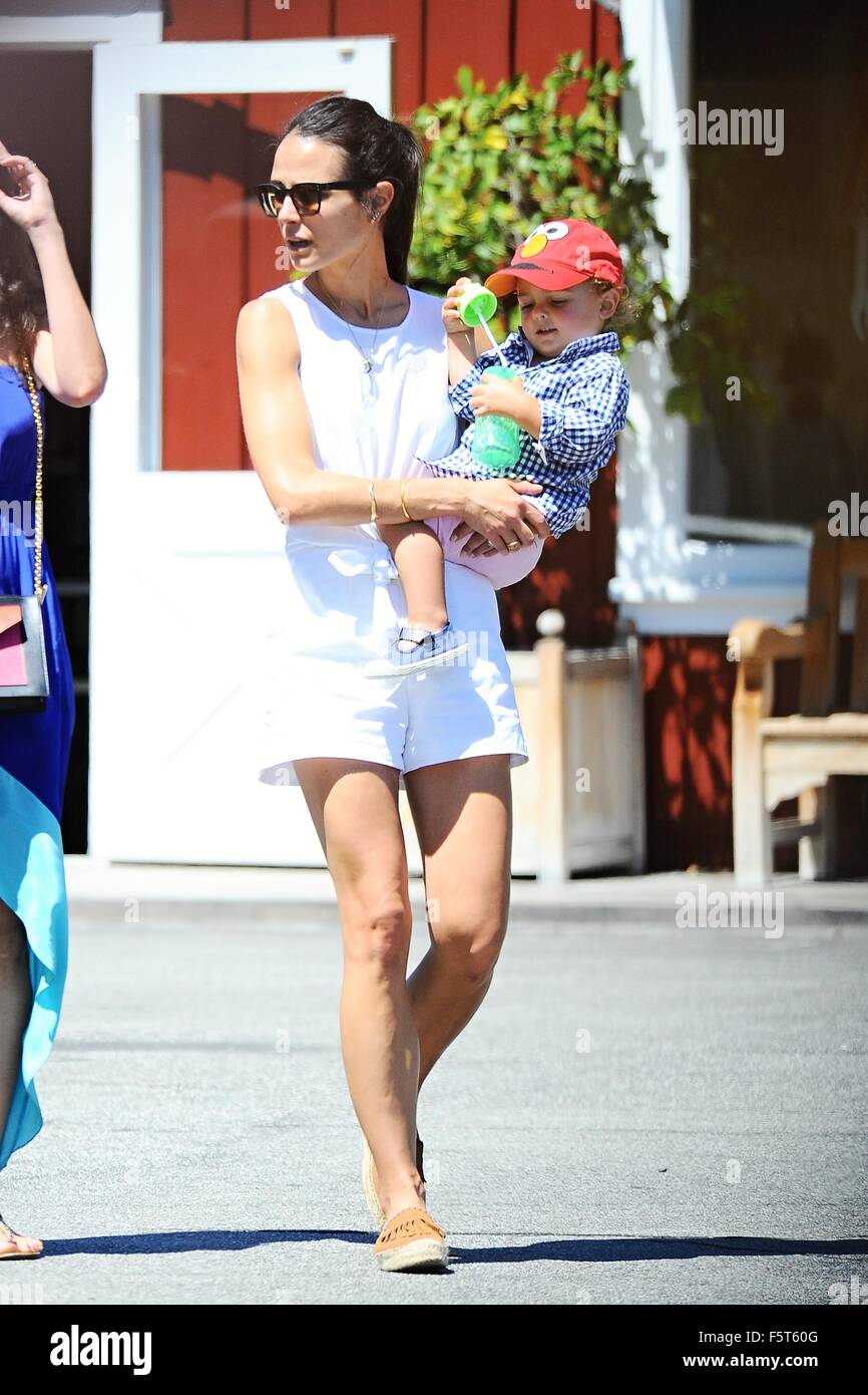 Jordana Brewster de prendre une marche avec son fils, Julian à Brentwood avec : Jordana Brewster, Julian Form-Brewster Où : Los Angeles, California, United States Quand : 07 sept 2015 Banque D'Images