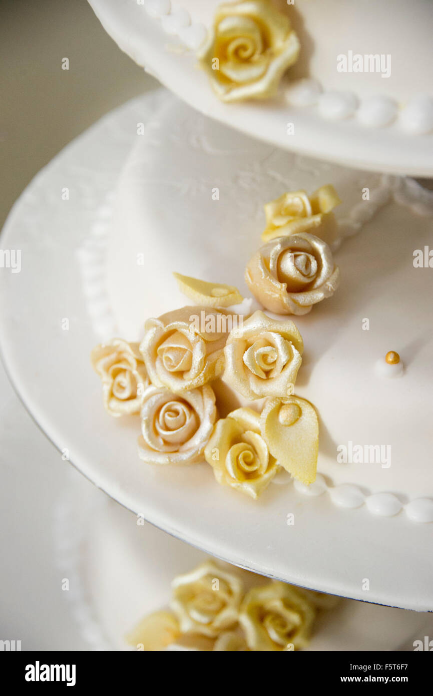 Gâteau de mariage décoré avec des boutons de rose fleur jaune Banque D'Images