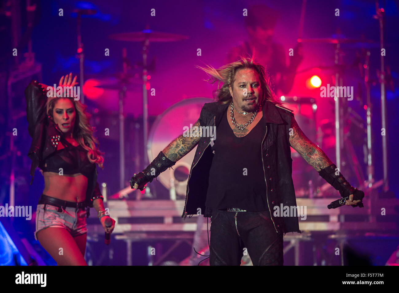 Stuttgart, Allemagne. 05Th Nov, 2015. Vince Neil, chanteur du groupe Motley Crue, effectue à l'ouverture de la dernière des concerts en Allemagne sur la tournée d'adieux "Tour Final" dans le Hans Martin Schleyer Hall à Stuttgart, Allemagne, 08 novembre 2015. Photo : WOLFRAM KASTL/dpa/Alamy Live News Banque D'Images