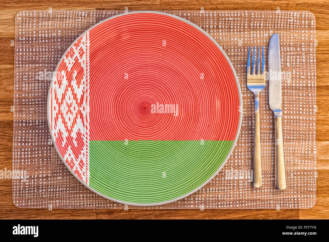 Assiette à dîner avec le drapeau de la Biélorussie sur elle pour votre nourriture et boisson des concepts. Banque D'Images