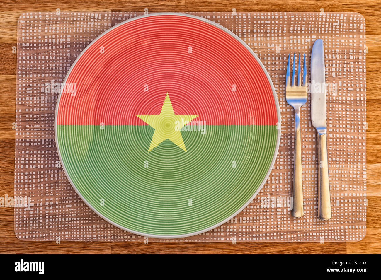 Assiette à dîner avec le drapeau du Burkina Faso sur elle pour votre nourriture et boisson des concepts. Banque D'Images