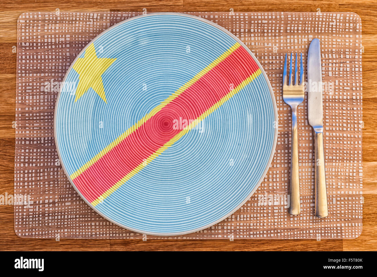 Assiette à dîner avec le drapeau du Congo Kinshasa sur elle pour votre nourriture et boisson des concepts. Banque D'Images