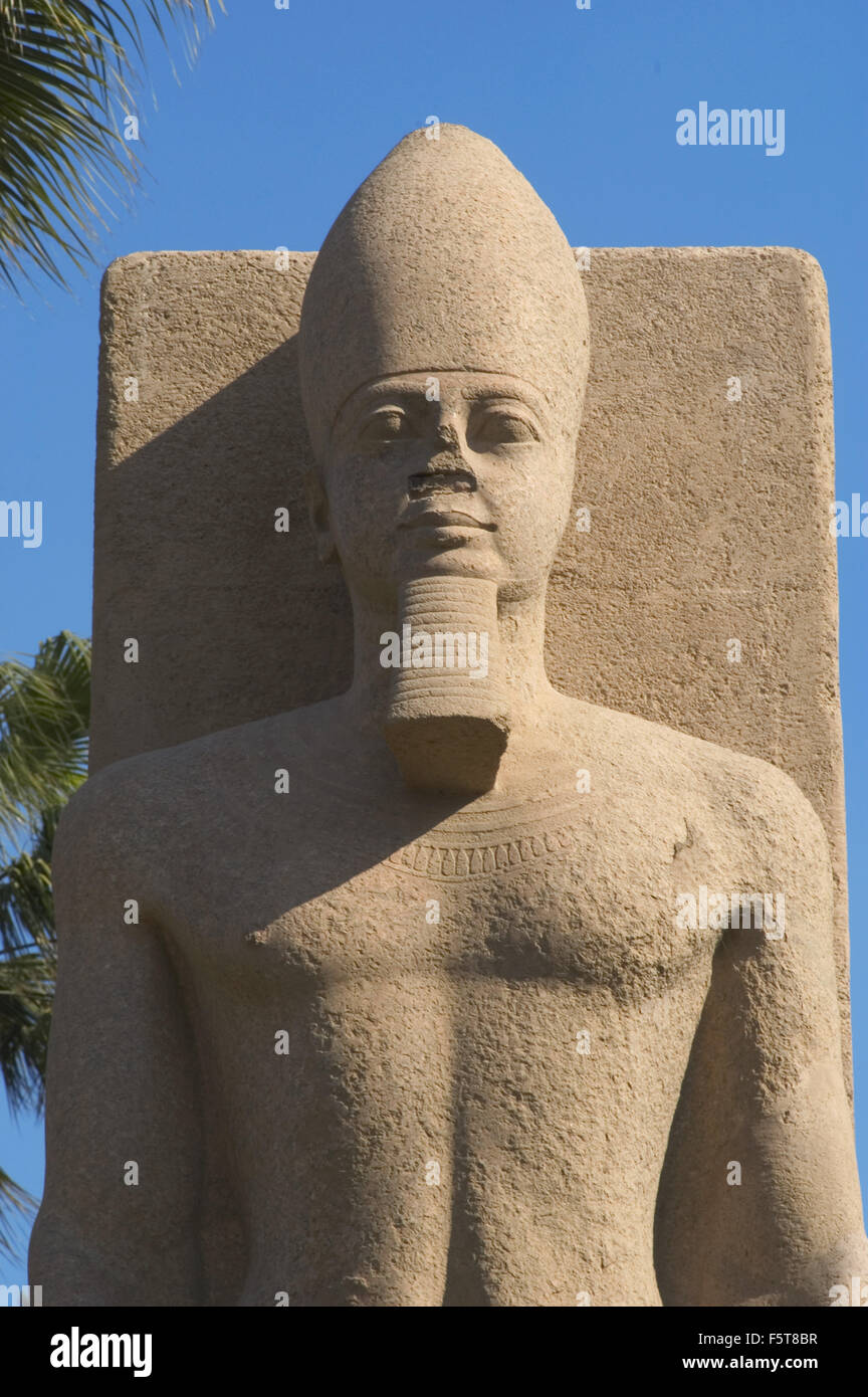 L'art égyptien Statue de Pharaon Ramsès II (1290-1224 av.h). Détail. Nouvel Empire. 19e dynastie. Mit Rahina Open Air Museum. Memphis. L'Égypte. Banque D'Images