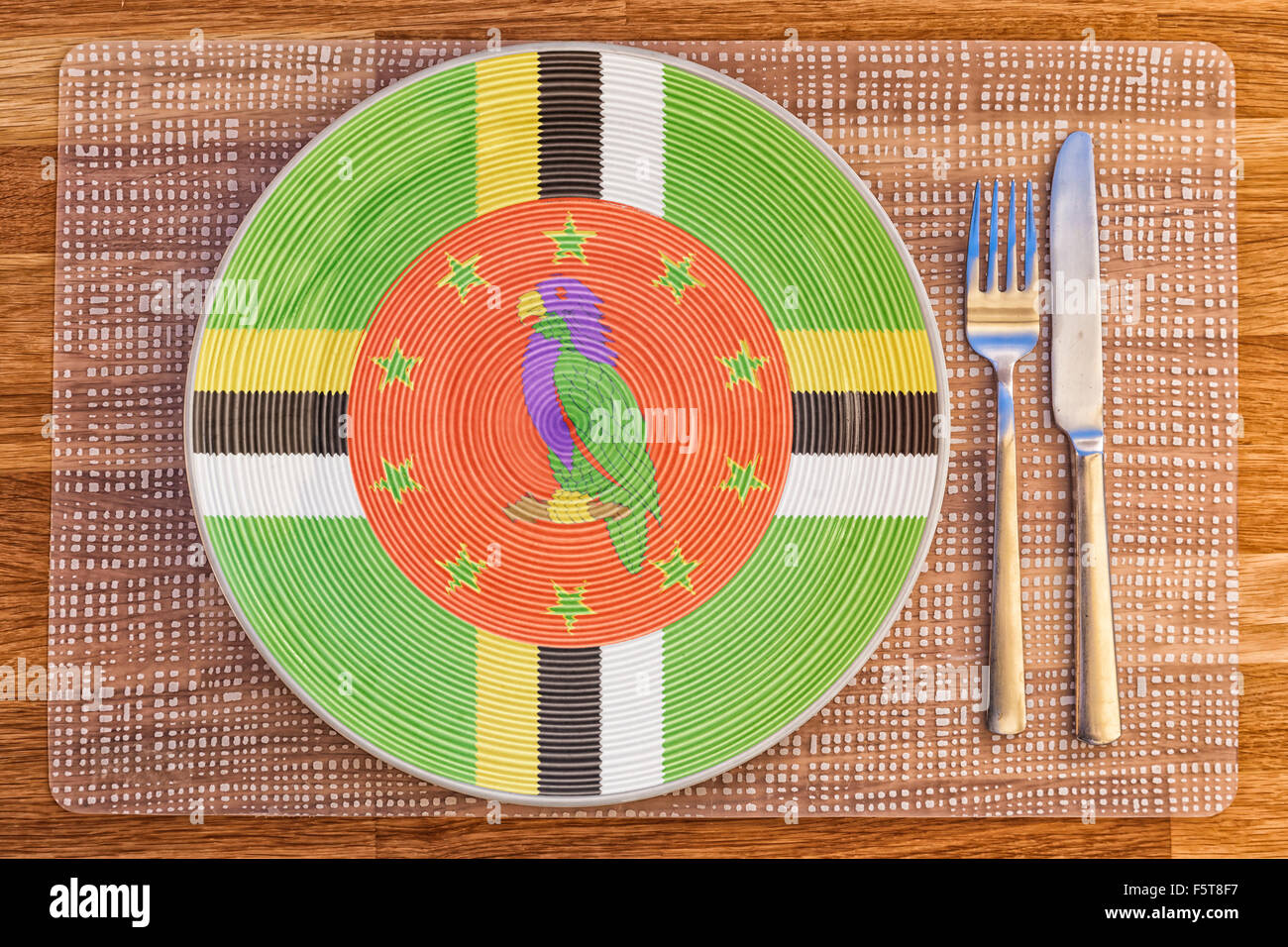 Assiette à dîner avec le drapeau de la Dominique sur elle pour votre nourriture et boisson des concepts. Banque D'Images