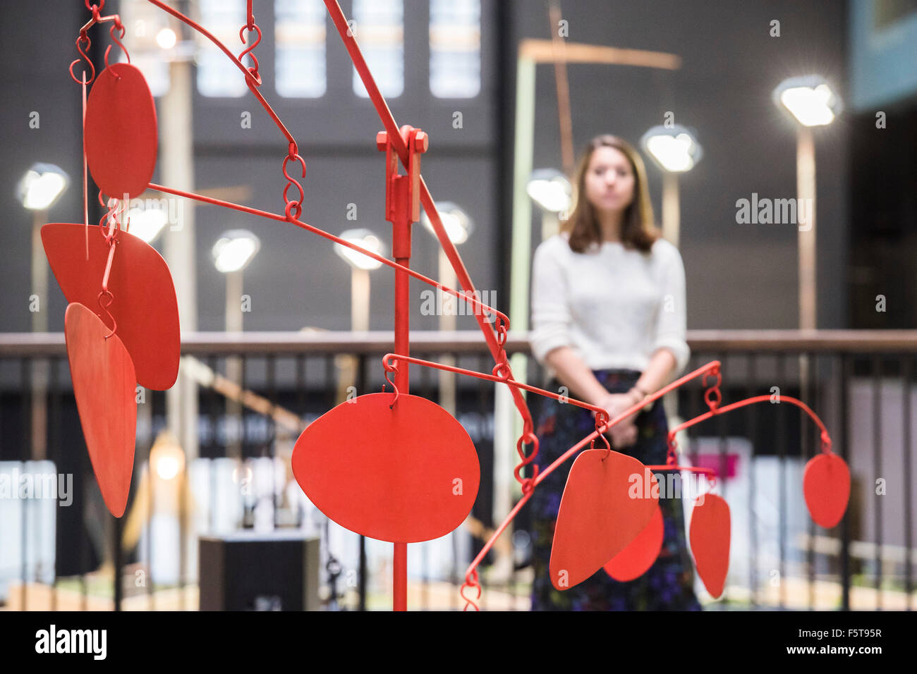 Londres, Royaume-Uni. 09Th Nov, 2015. Chef d'orchestre 1966 qui sera la pièce maîtresse d'une performance musicale en direct dans la Turbine Hall - Alexander Calder : l'exécution de la sculpture. Calder a été l'un des véritables artistes du 20ème siècle et comme un pionnier de la sculpture cinétique, joué un rôle essentiel dans l'élaboration de l'histoire du modernisme. Alexander Calder : l'exécution de la sculpture rassemble environ 100 œuvres de révéler comment la sculpture de Calder s'est avéré un objet statique dans un travail en constante évolution pour être connu en temps réel. Crédit : Guy Bell/Alamy Live News Banque D'Images