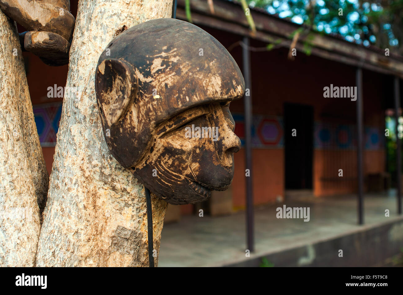 La sculpture sur bois à l'extérieur de bâtiment colonial qui abrite maintenant un pub, Mosi-Oa-Tunya Road, Livingstone, Zambie Banque D'Images