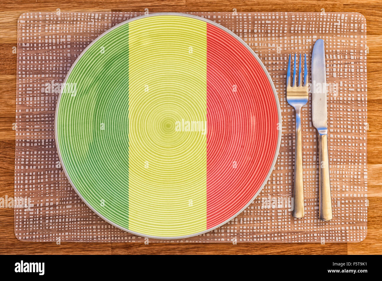 Assiette à dîner avec le drapeau du Mali sur elle pour votre nourriture et boisson des concepts. Banque D'Images