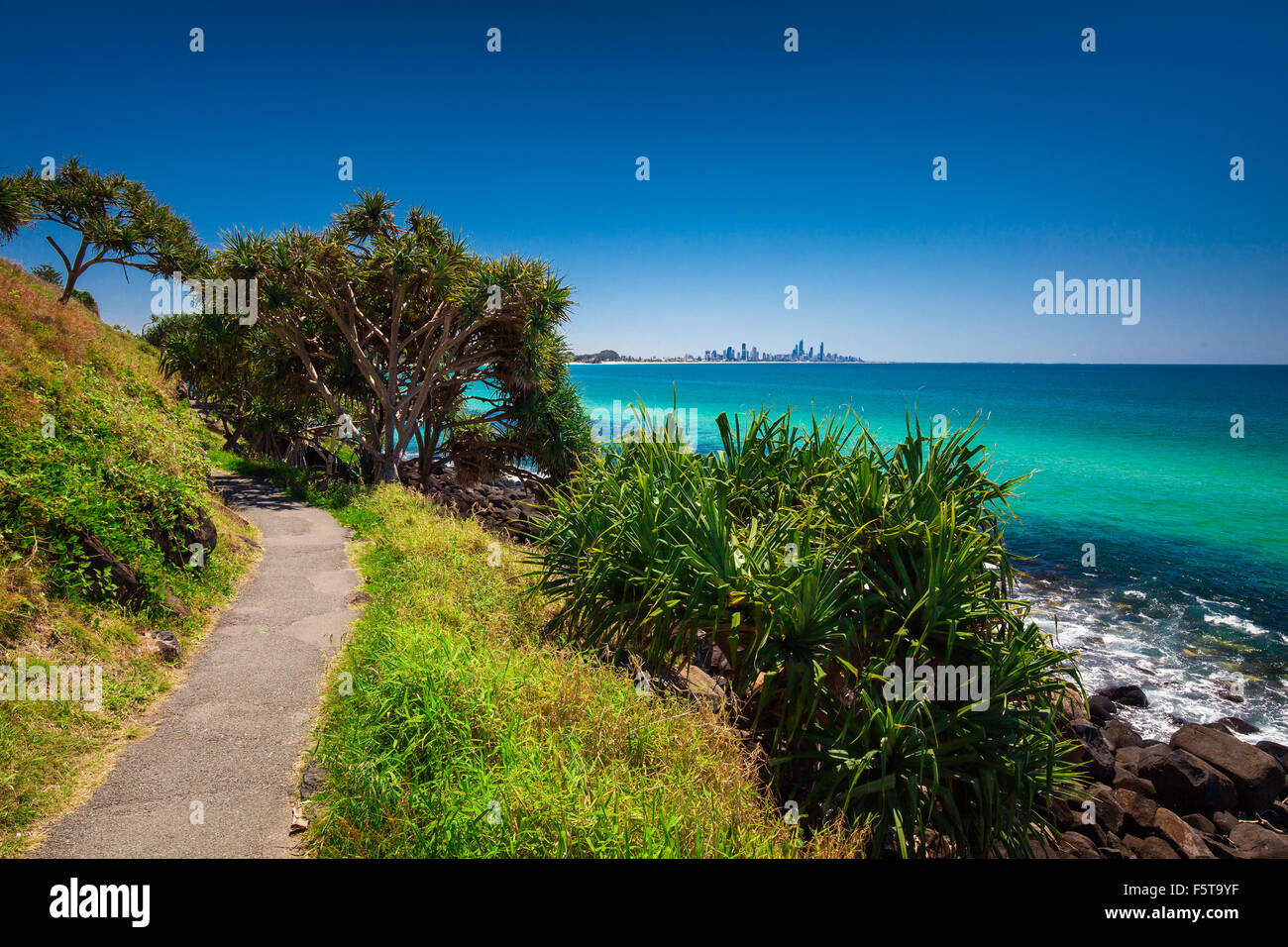 Gold Coast skyline et plage de surf visible de Burleigh Heads, Queensland Banque D'Images