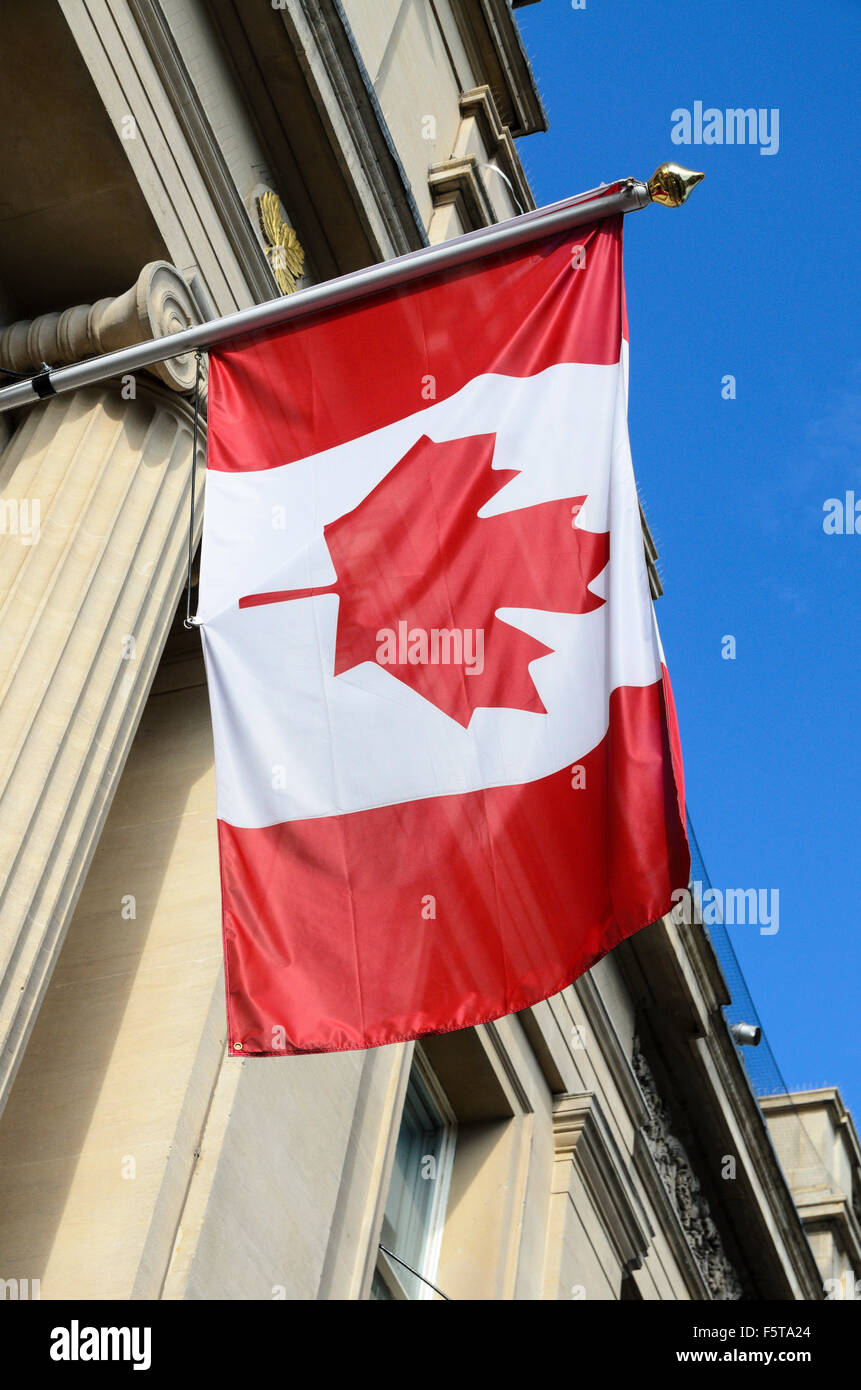 Le drapeau canadien à l'extérieur de l'ambassade les mains, Trafalgar Square, London, England, UK Banque D'Images