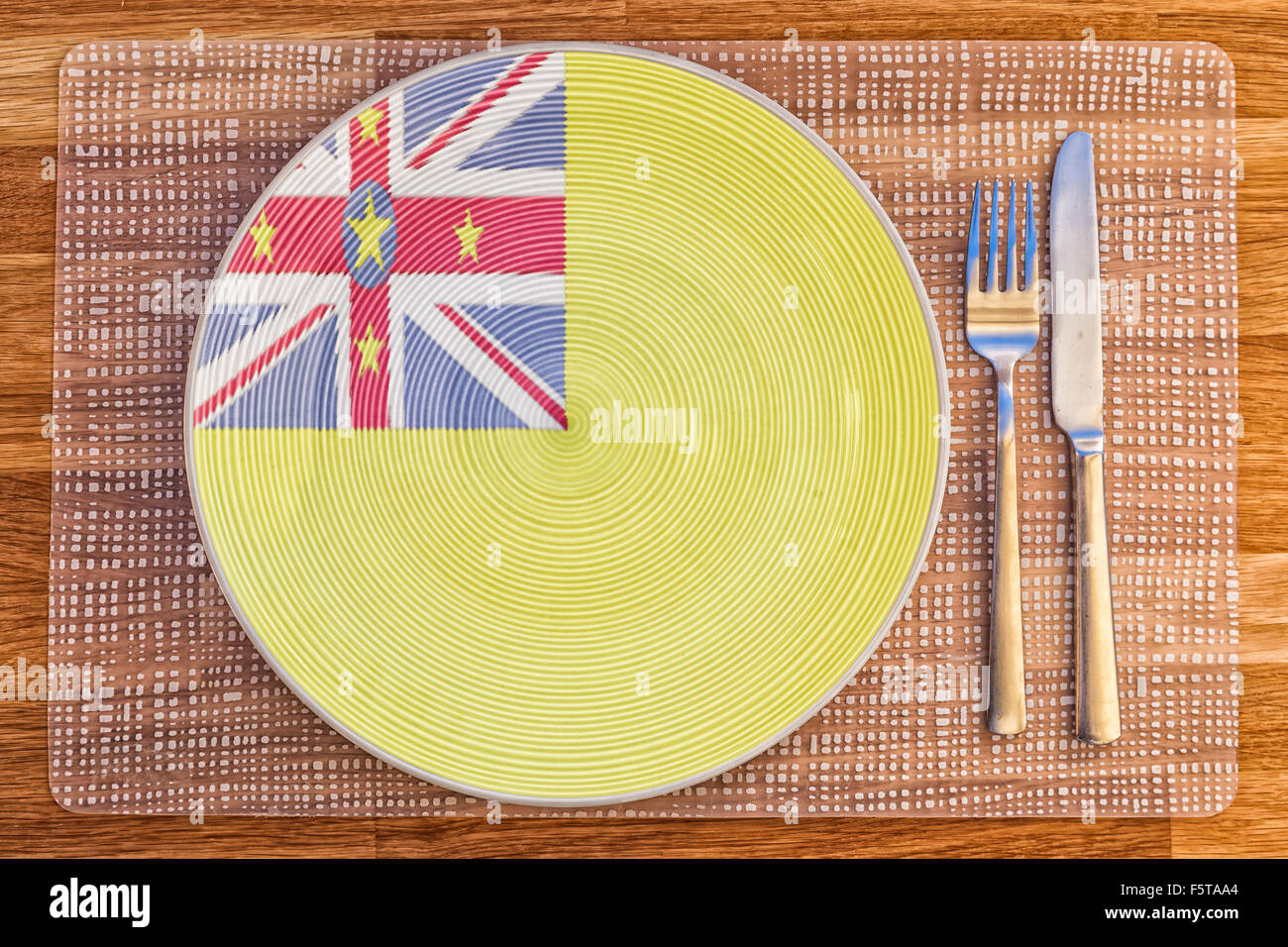 Assiette à dîner avec le drapeau de Niue sur elle pour votre nourriture et boisson des concepts. Banque D'Images