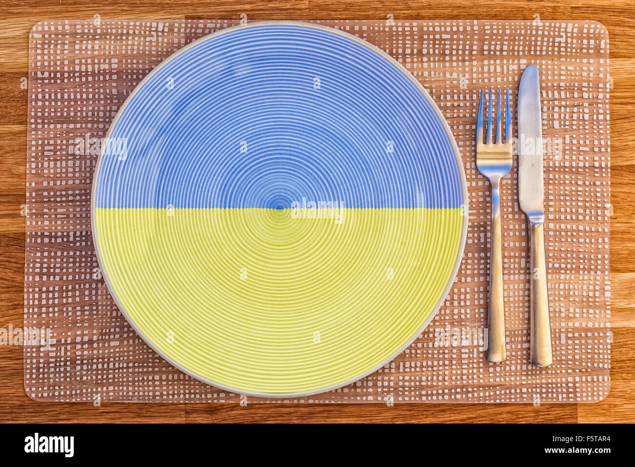 Assiette à dîner avec le drapeau de l'Ouganda sur elle pour votre nourriture et boisson des concepts. Banque D'Images