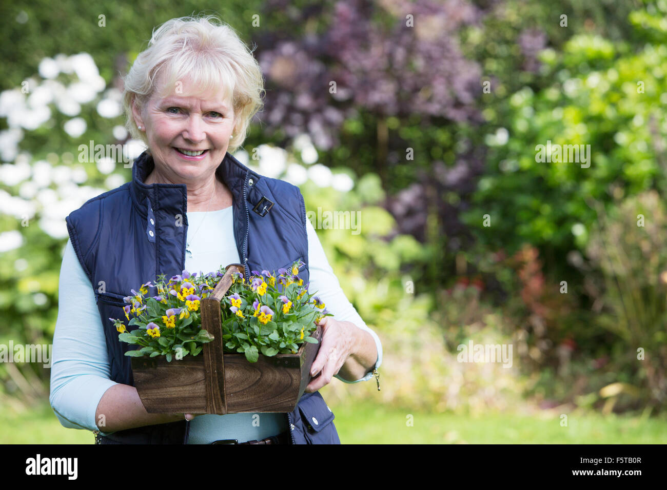 Portrait of Senior Woman Working in Garden Banque D'Images