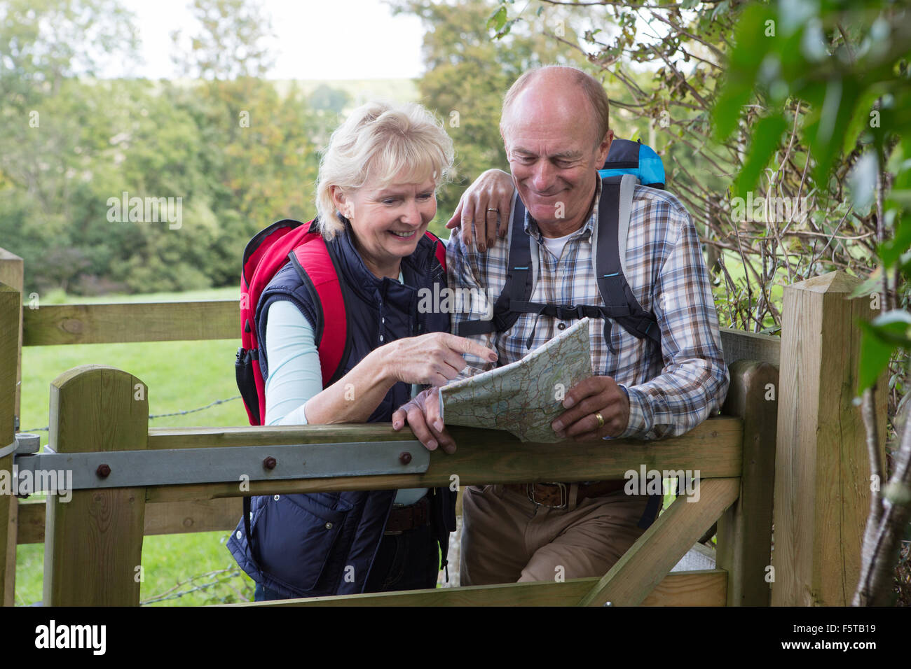 Senior Couple On marche dans la campagne Banque D'Images