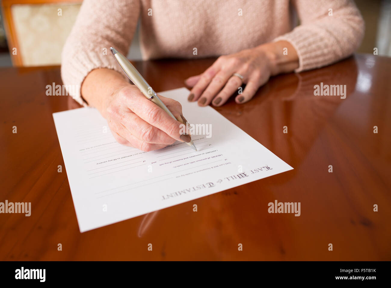 Senior Woman Signature Testament à la maison Banque D'Images