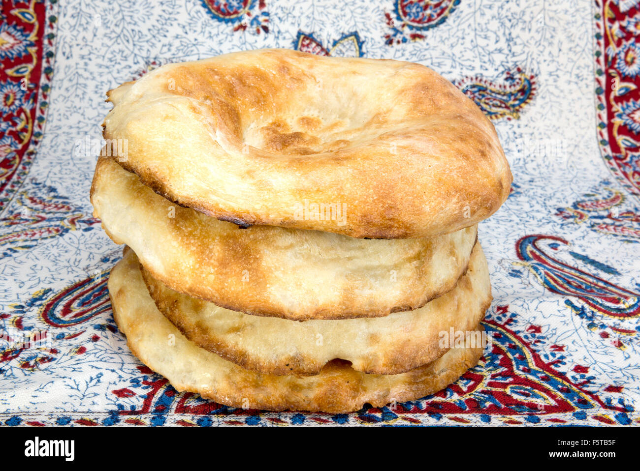 Pain de blé sous forme de tortillas d'Asie, cuit dans un four en argile Banque D'Images