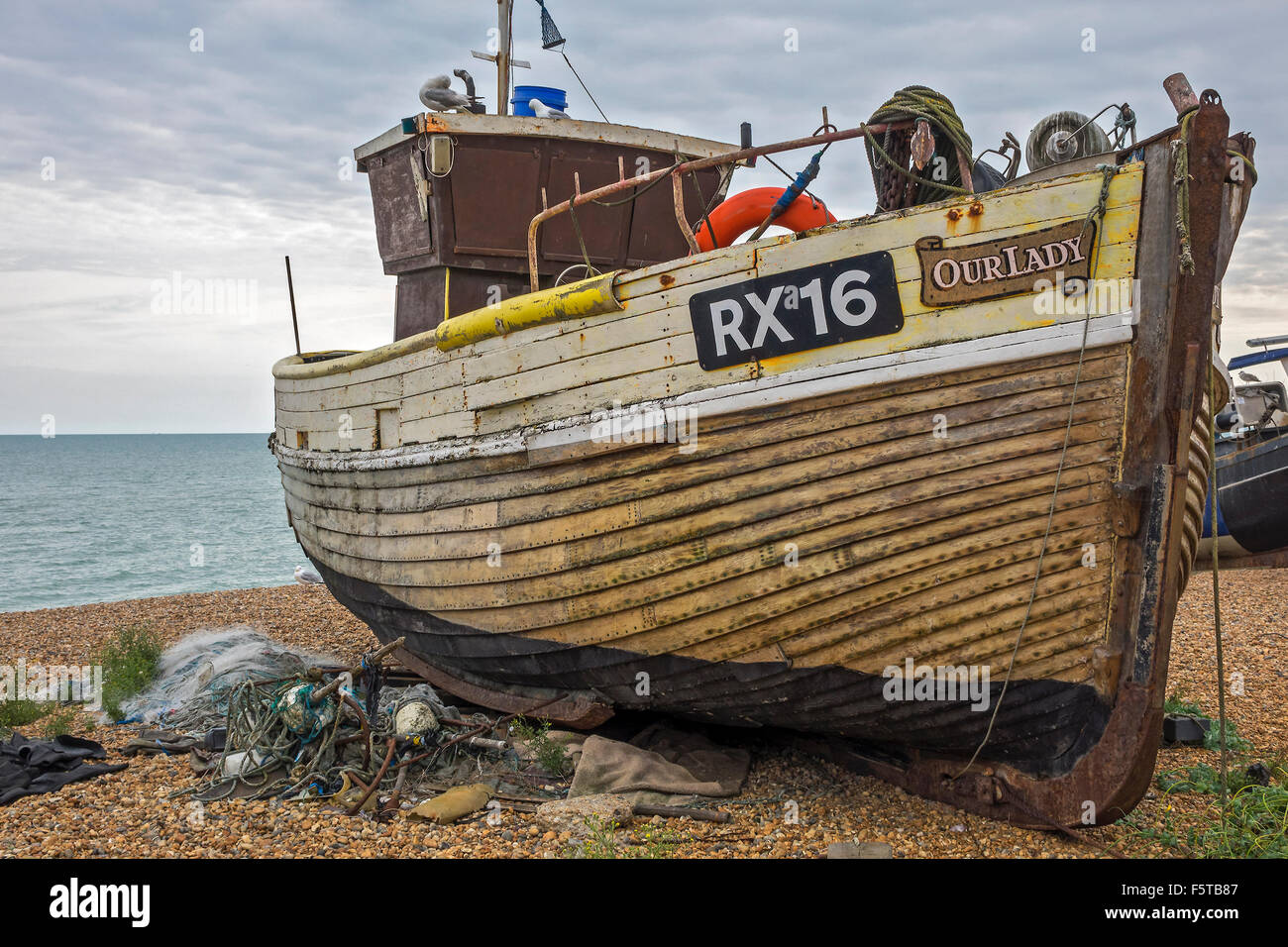 Bateau de pêche sur la plage Hastings UK Banque D'Images