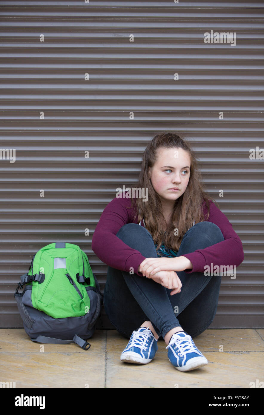 Adolescente sans-abri dans les rues avec sac à dos Banque D'Images