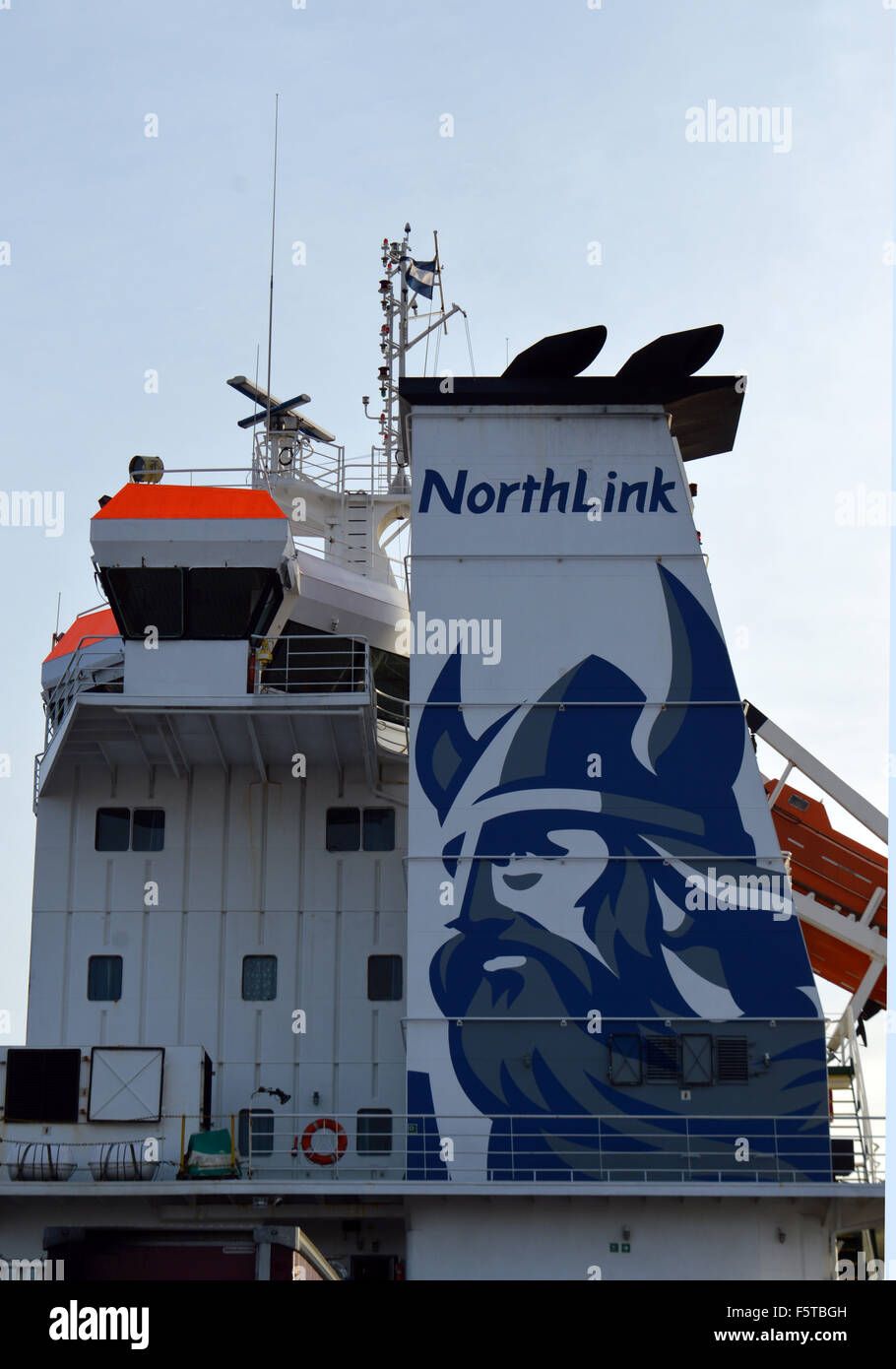 Le Viking logo de la compagnie de ferry Northlink sur le côté de leur navire à Aberdeen Banque D'Images