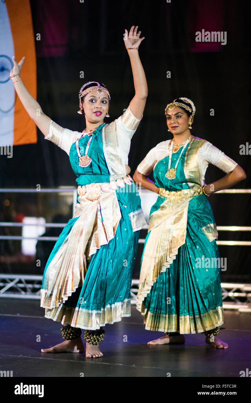 Danseurs indiens sur scène vêtu de costumes traditionnels Banque D'Images