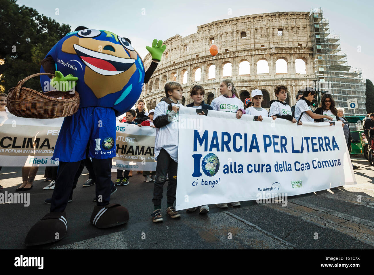 Rome, Italie. 05Th Nov, 2015. Des centaines de personnes prennent part à une 'Marche pour la Terre' pour montrer leur soutien à l'appel du Pape François à l'action pour le climat à Rome. Les organisations internationales, la société civile, les associations, les collectivités et les citoyens du monde entier à l'appui de mars le Pape François" dans la défense des plus faibles et 'pour la protection de notre maison commune" menant à la Conférence des Nations Unies sur le climat (COP21) à Paris. Credit : Giuseppe Ciccia/Pacific Press/Alamy Live News Banque D'Images