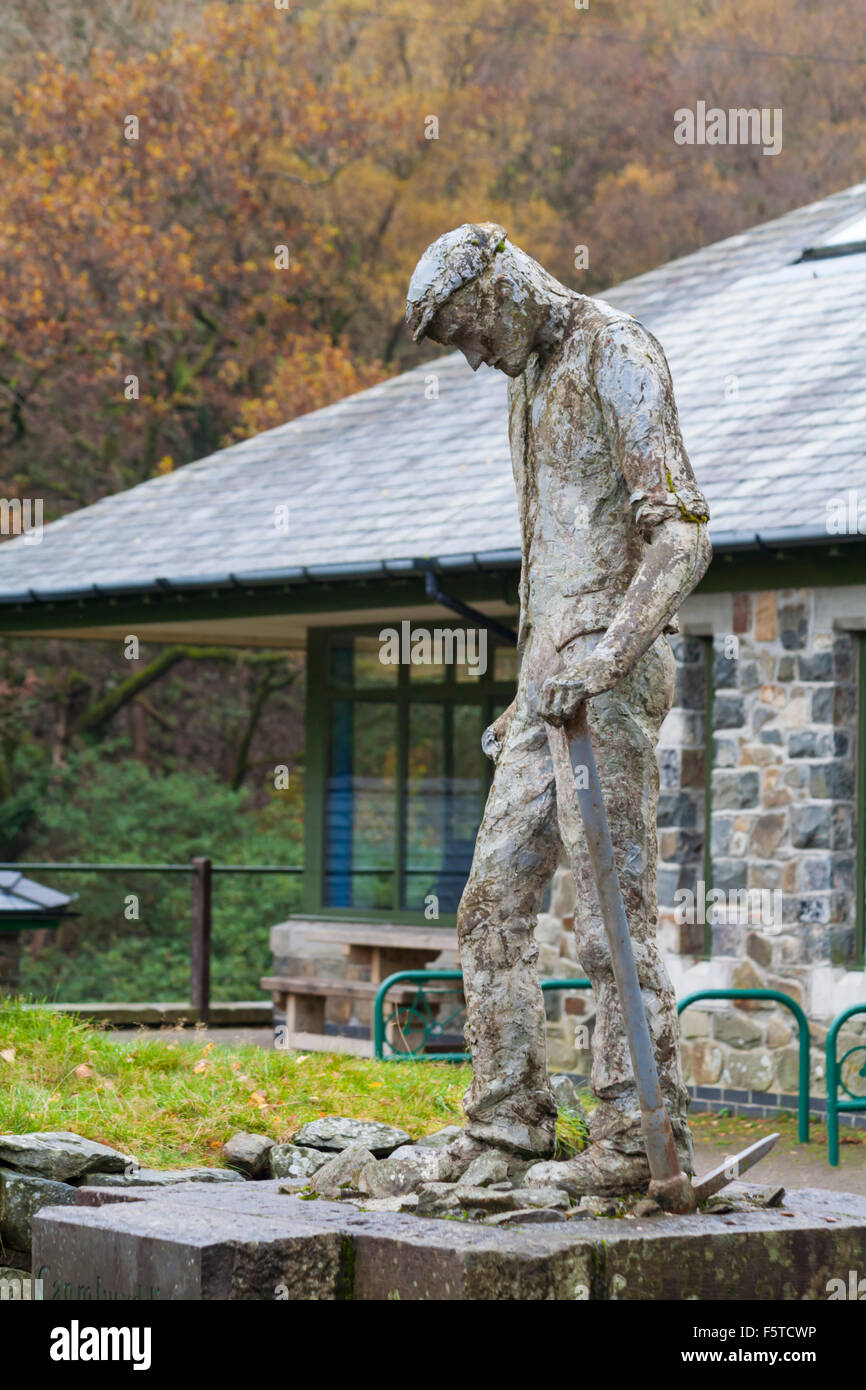 Statue à l'extérieur du centre d'accueil d'Elan à Elan Valley, Powys, Mid Wales, Royaume-Uni en novembre Banque D'Images