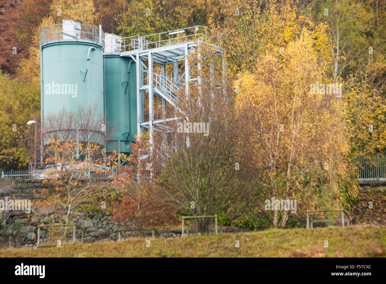 Conteneurs d'eau, réservoirs d'eau, près du centre d'accueil Elan à Elan Valley, Powys, Mid Wales, Royaume-Uni en novembre Banque D'Images