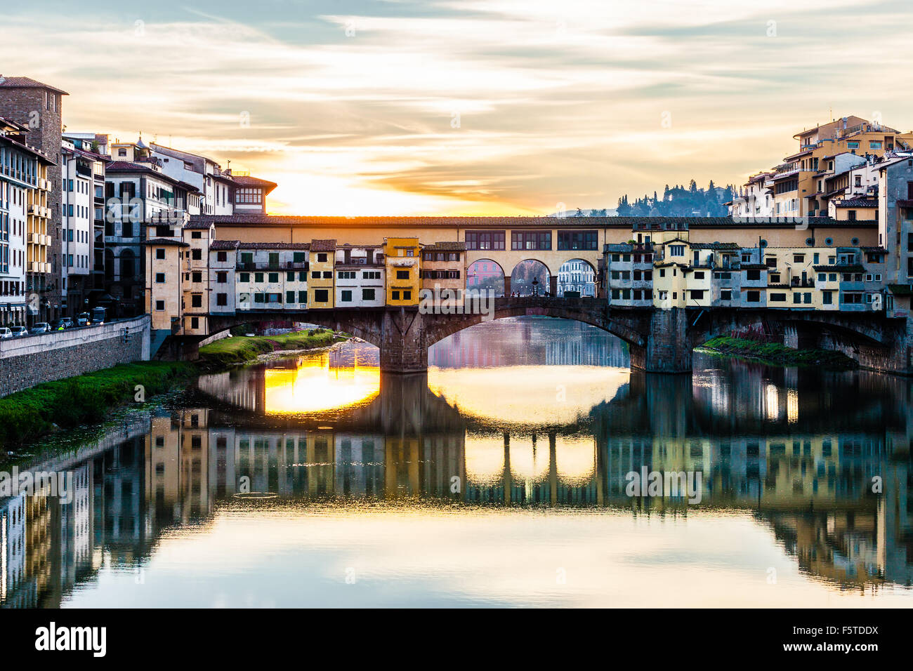 Le Ponte Vecchio est l'un des plus célèbre pont du monde, visité par des millions de touristes chaque année, Florence, Italie Banque D'Images