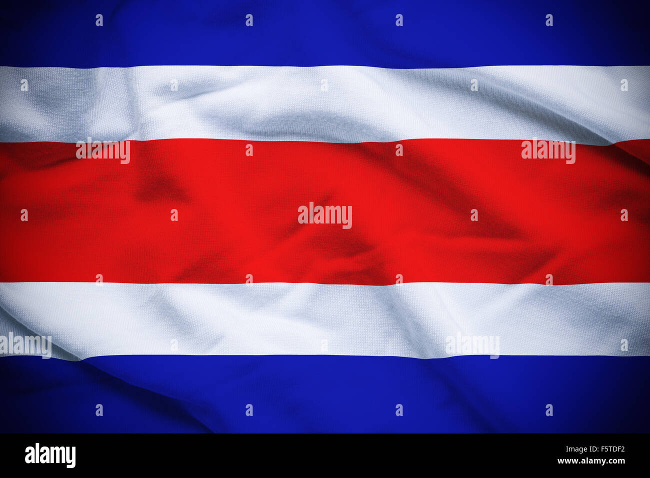 Ondulé et ridée drapeau national du Costa Rica. Banque D'Images