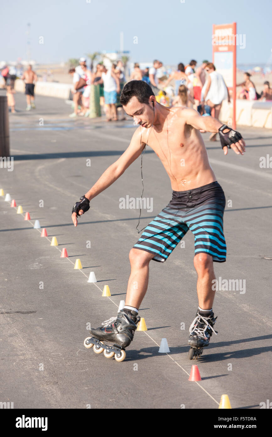 Roller, skate roller skating,guy tisse le long de promenade à Narbonne  Plage,plage,au sud,France,Aude,Méditerranée, côte Photo Stock - Alamy