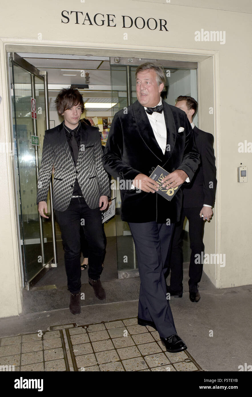 Stephen Fry et partenaire de quitter via porte avec : Stephen Fry Où : London, Royaume-Uni Quand : 08 Oct 2015 Banque D'Images