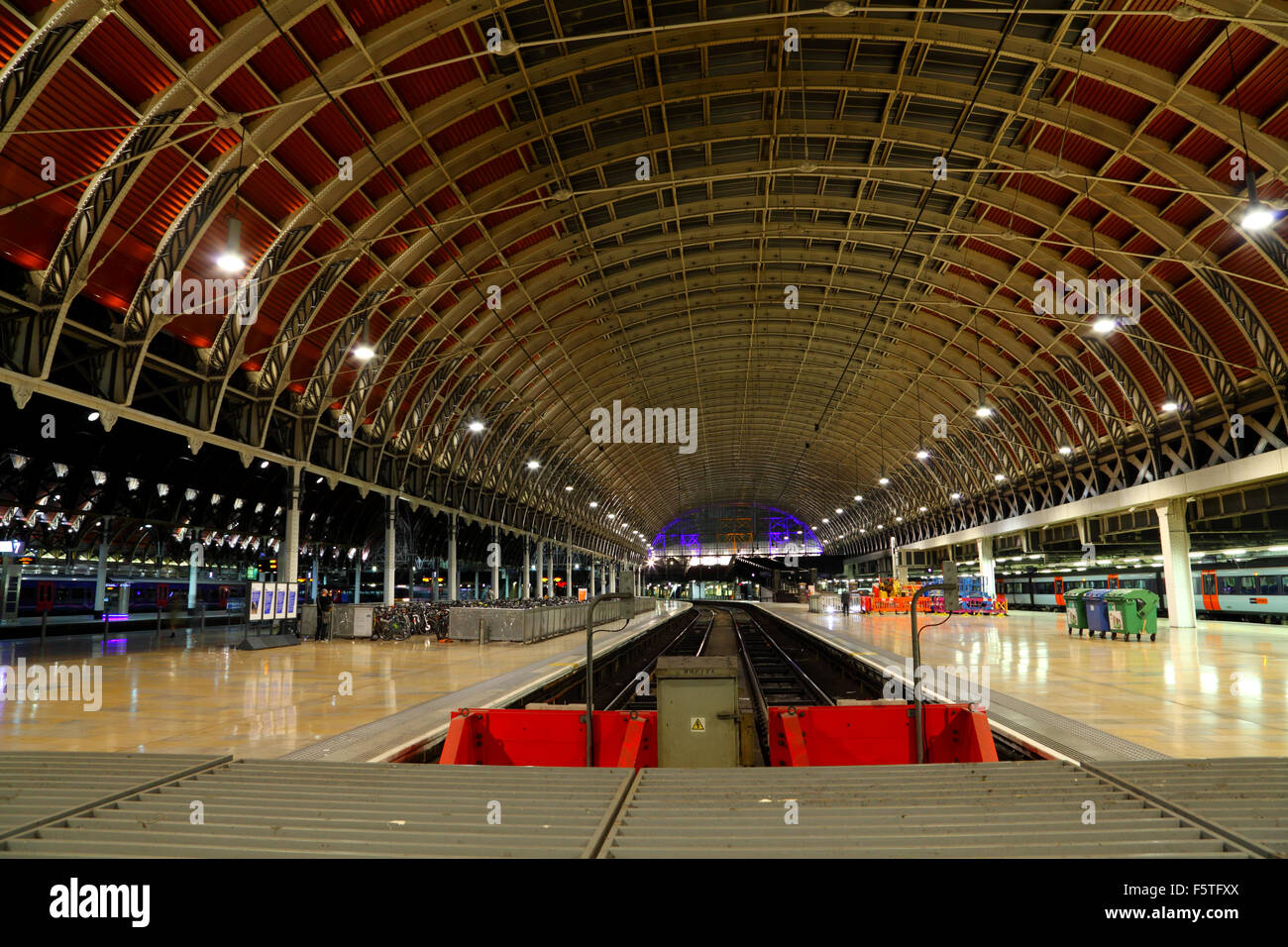 Vue à la recherche de plates-formes le long de 10 et 11 à la gare de Paddington, montrant les tampons et l'éclairage à l'extrême fin. Banque D'Images
